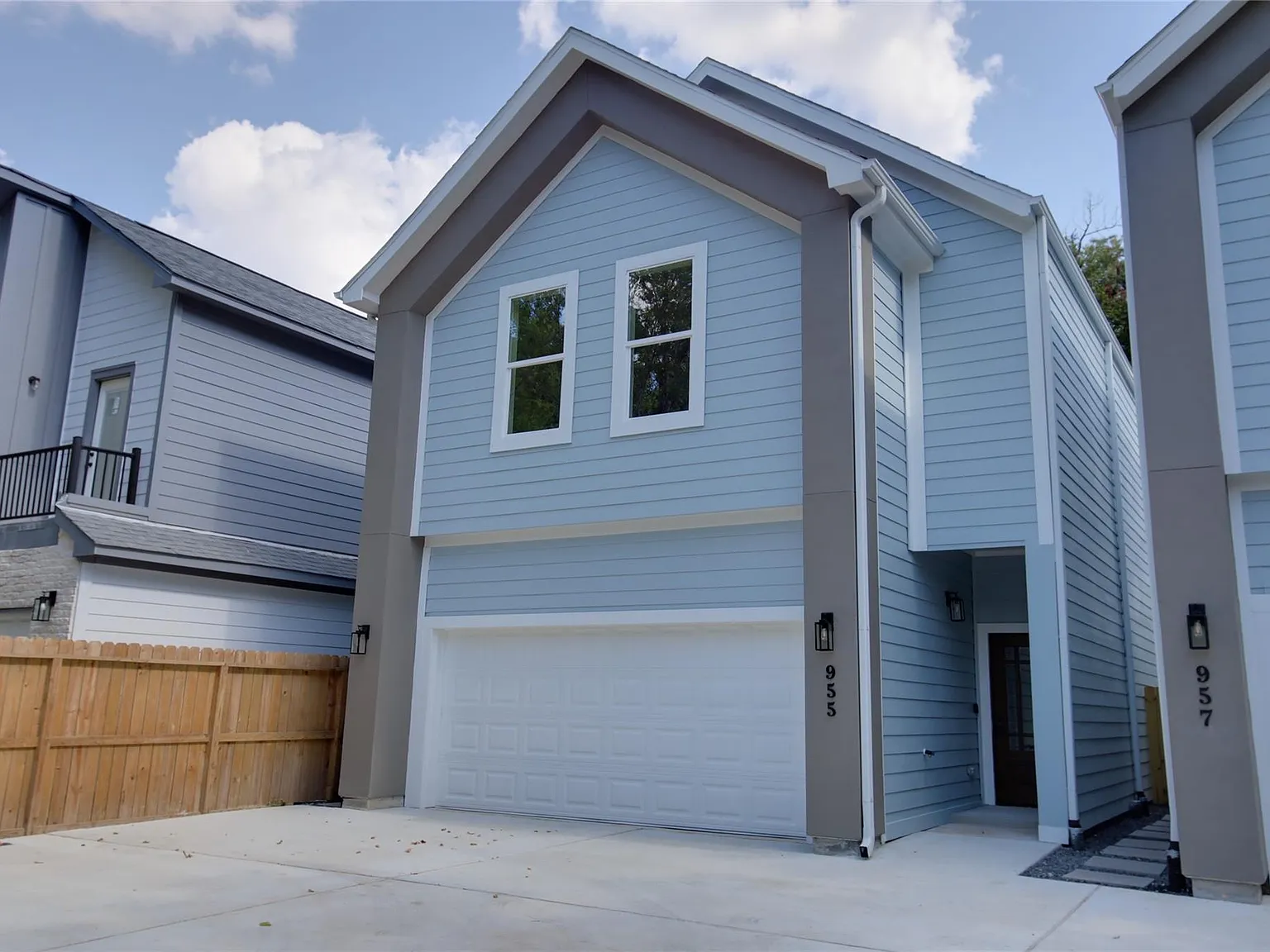 3 bed, 2.5 bath, 1923 sqft, $2,200 — Photo 3