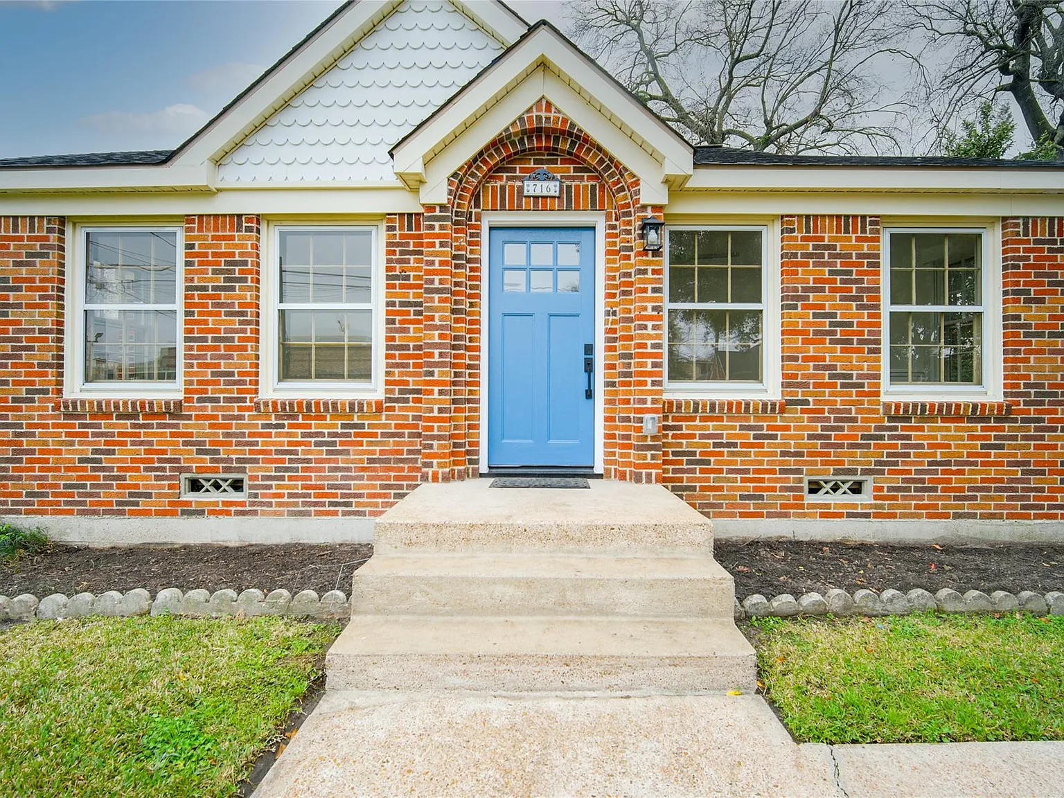 2 bed, 1.0 bath, 928 sqft, $2,350 — Photo 1