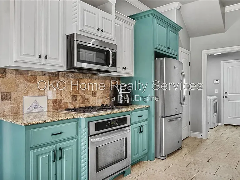 625 NE 23rd St — Photo 29