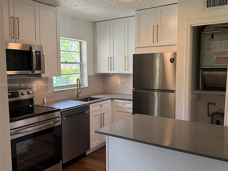 5168 NE 6th Ave #416 — Photo 4