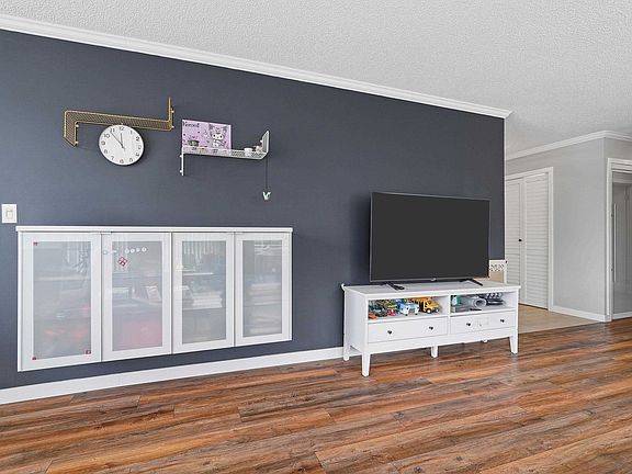2nd image of 1437 Foster St #104