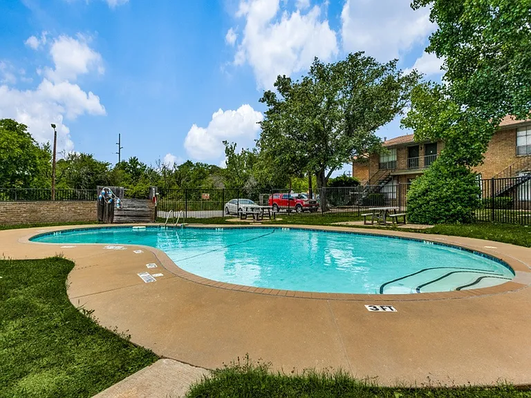Dell Marr Allandell Apartments Pool
