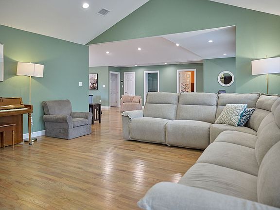 5th image of 10211 Hazelhurst Dr