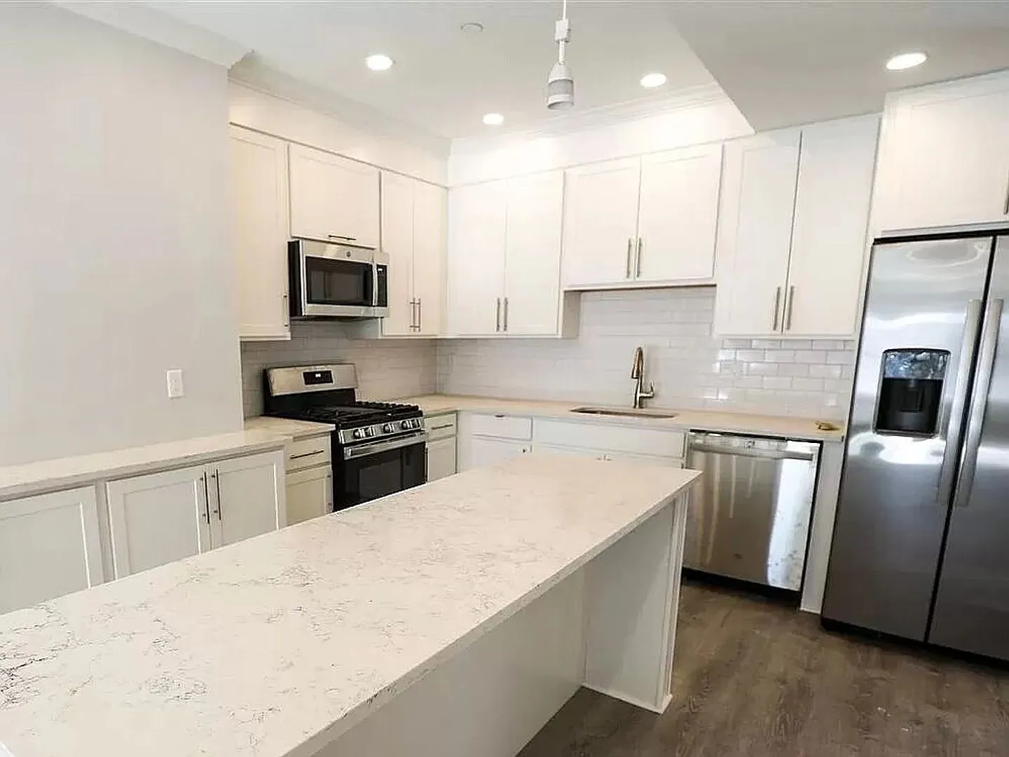 No Fee Recently Renovated Brighton 2 Bed/2 Bath With Parking Included — Photo 4