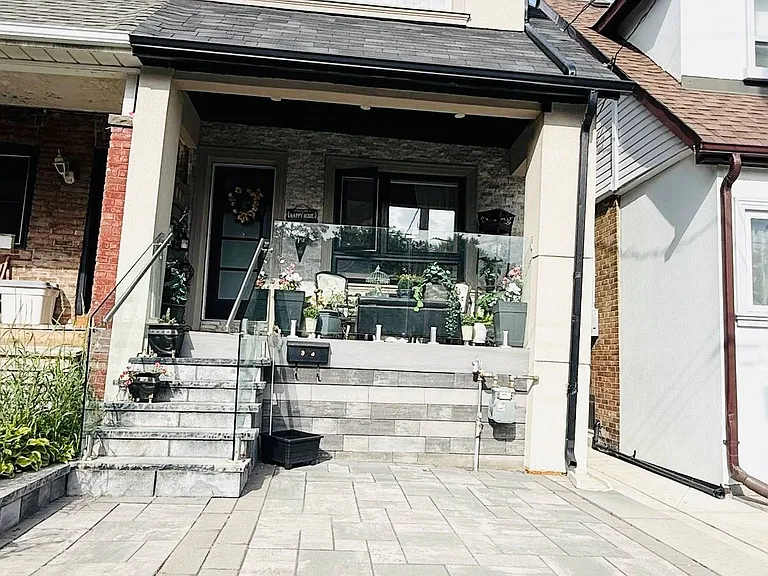 383 Coxwell Ave #MAIN UPPER — Photo 16
