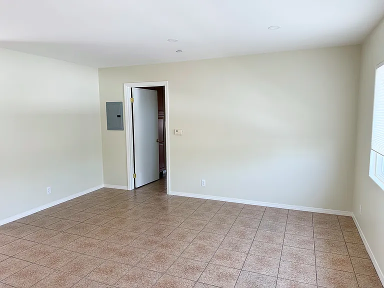 196 College Dr #1A — Photo 11