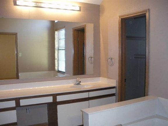 5th image of 9635 Meadowbrook Dr