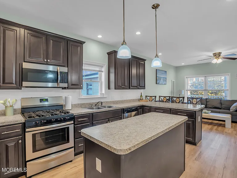 329 Franklin Ave — Photo 8