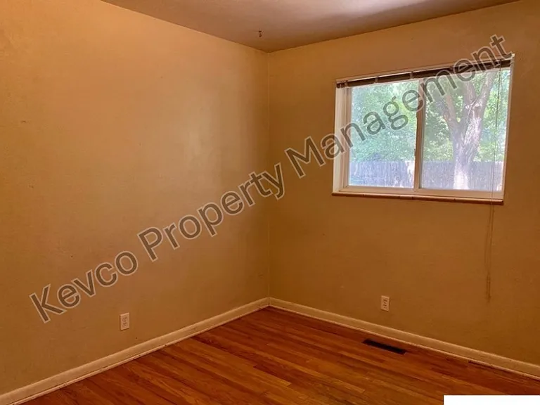 1940 W Lake St — Photo 7