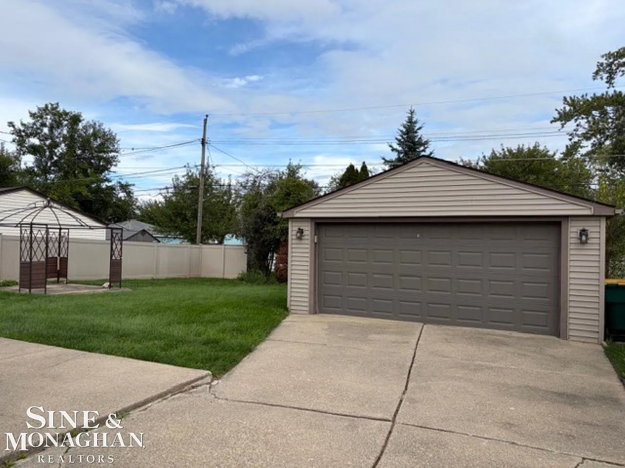 3 bed, 2.0 bath, 1488 sqft, $2,200 — Photo 2