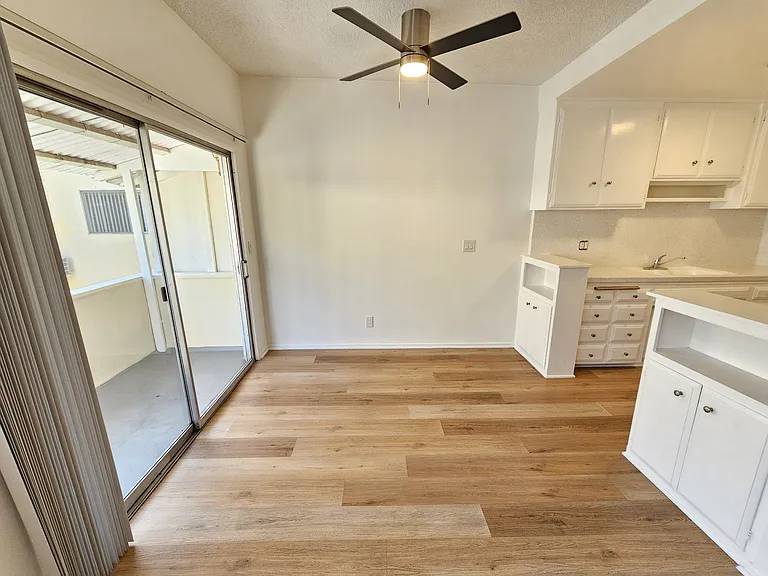 910 N Orange Grove Ave — Photo 5