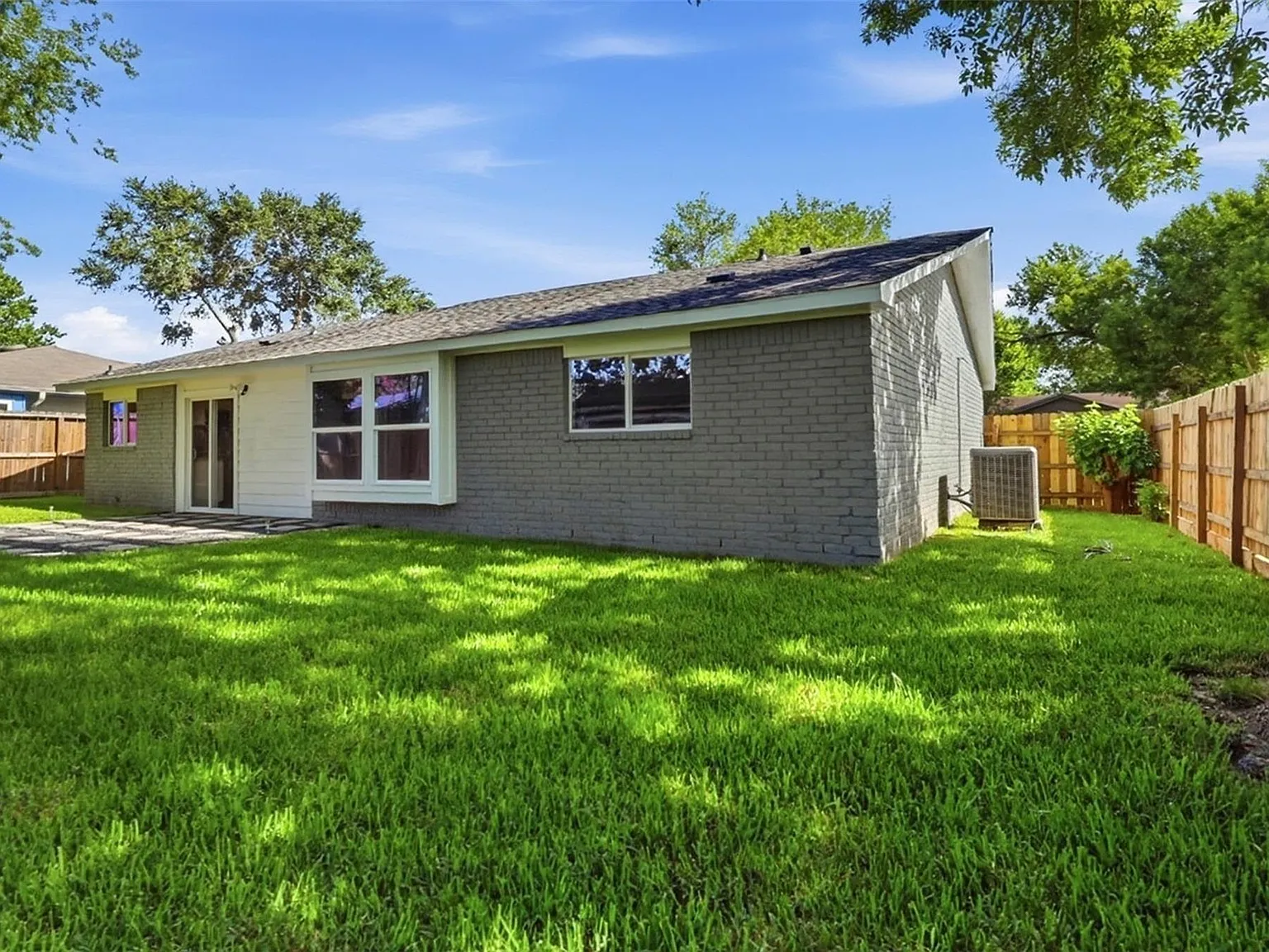3 bed, 2.0 bath, 1221 sqft, $2,100 — Photo 3