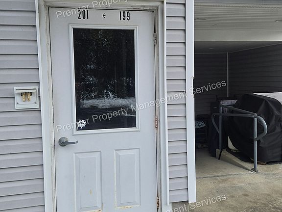 3rd image of 201 N Buhl Farm Dr