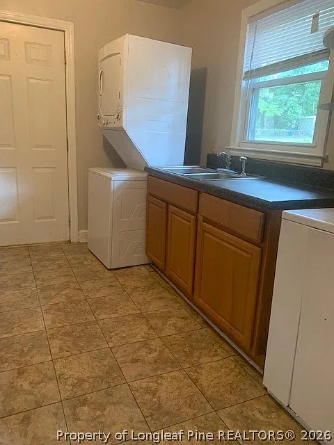3 bed, 1.0 bath, 888 sqft, $1,050 — Photo 4