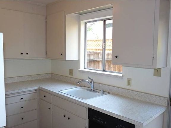 Kitchen (different view)