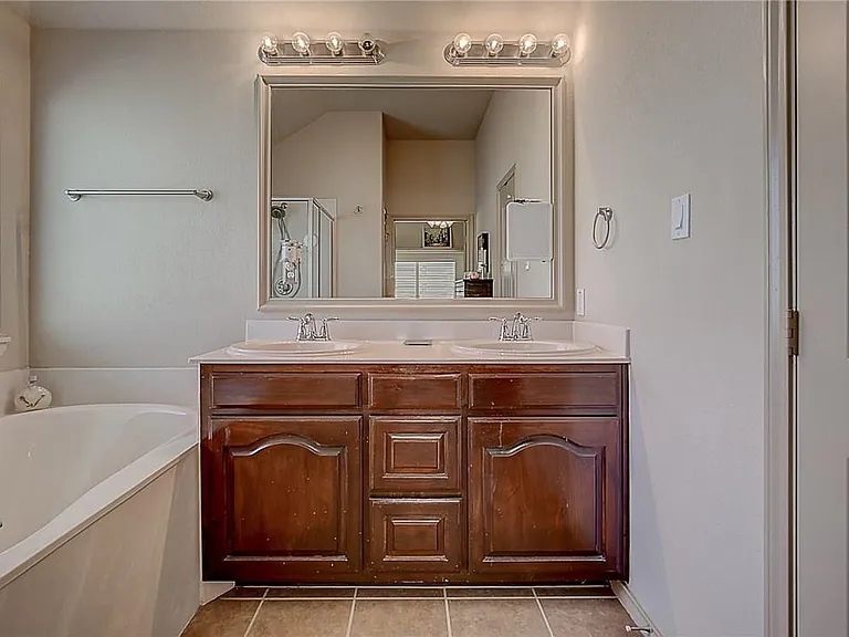 5009 Holliday Dr — Photo 31