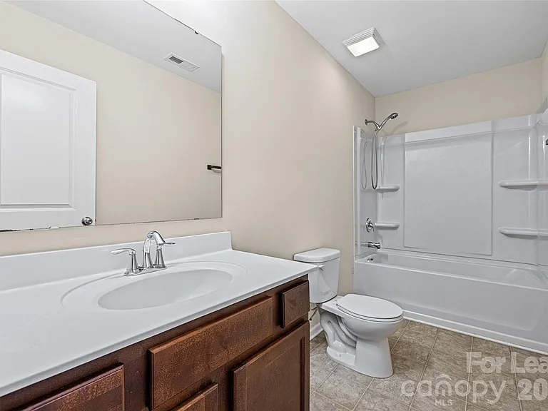 6056 Shamrock Green Dr — Photo 18
