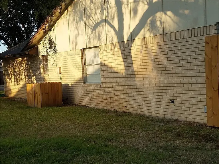 6919 W Cleburne Rd — Photo 14