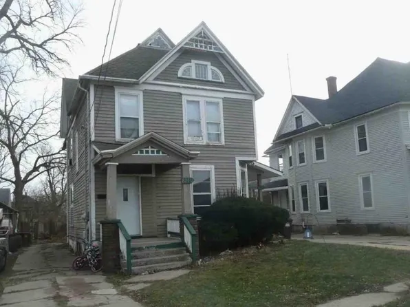 811-811 1/2 S Benton Ave, Freeport, IL 61032