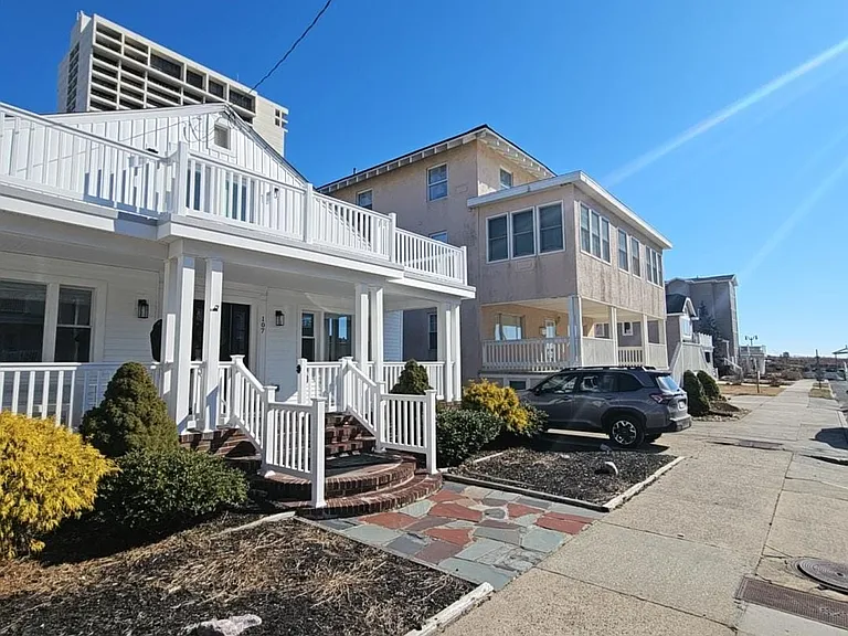 107 S Dover Ave — Photo 2