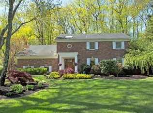 14 Truxton Rd, Dix Hills, NY 11746