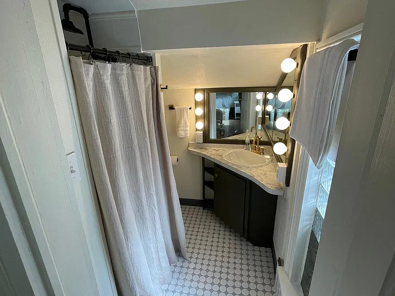 303 E Broadway St — Photo 10