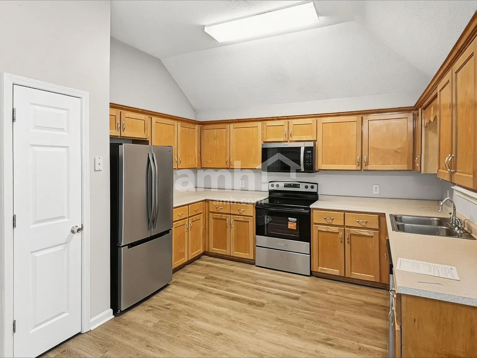 4 bed, 2.0 bath, 1624 sqft, $2,240 — Photo 3
