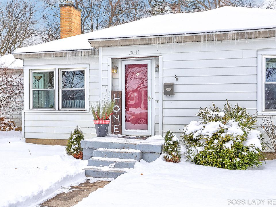 1st image of 2033 Emerald Ave NE