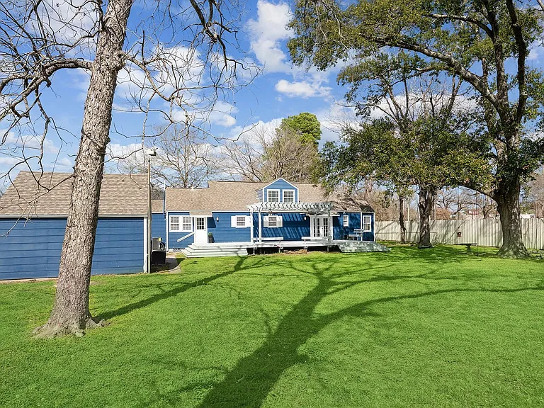 801 Woodcrest Dr — Photo 19