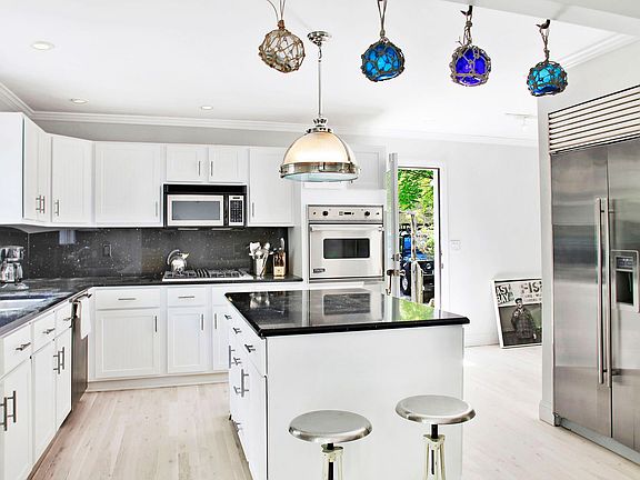5th image of 1 Winterberry Ln