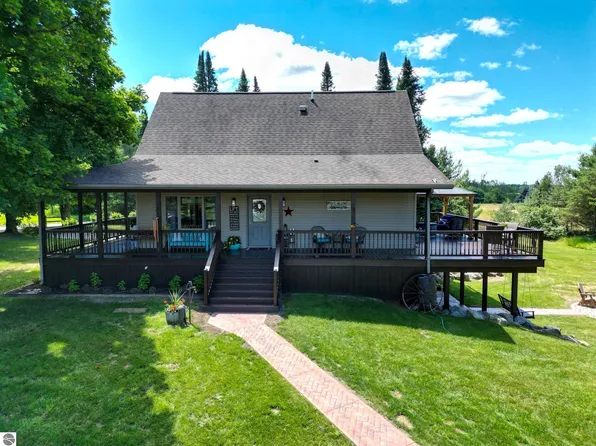 8372 Hemlock Ave, Farwell, MI 48622