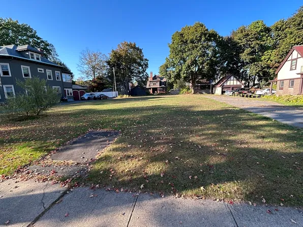 68 Fairfield Ave, Holyoke, MA 01040