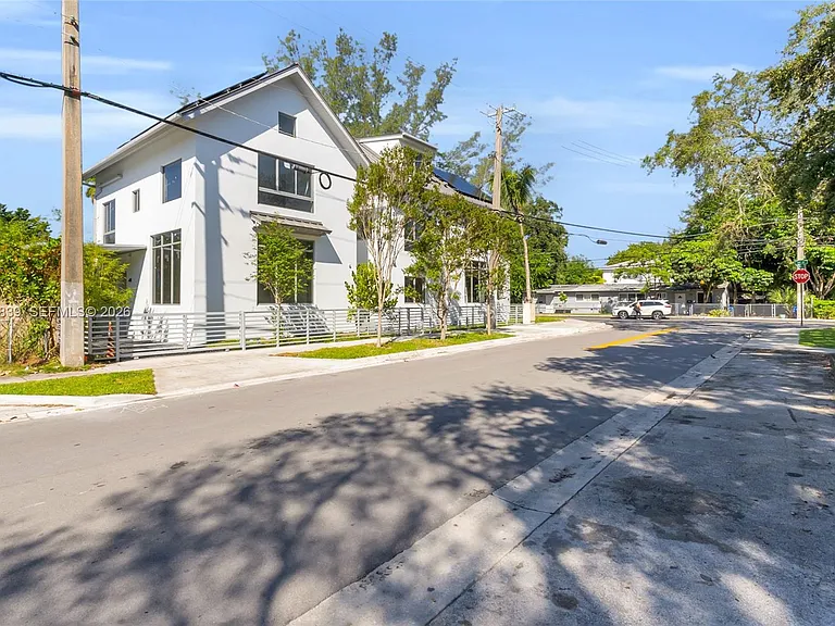 3204 Plaza St — Photo 7