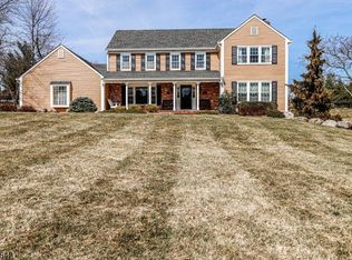 37 Arrowhead Dr, Neshanic Station, NJ 08853