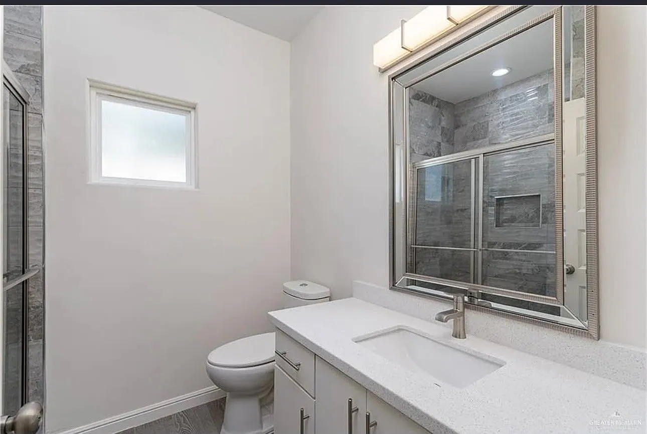 1424 West Franklin Avenue - 1 — Photo 2
