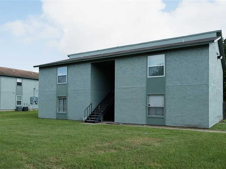1501 Oakdale Cir #D — Photo 3