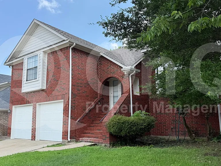 786 Pierre Ln — Photo 2