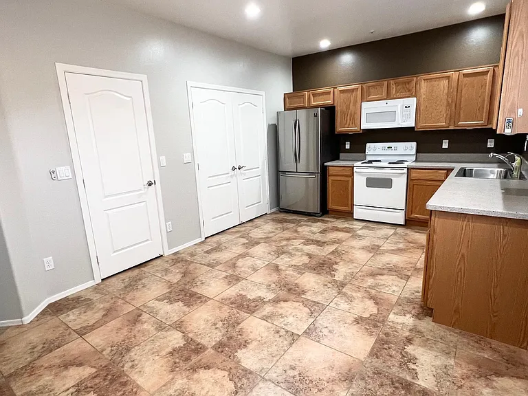 8940 W Olive Ave — Photo 7
