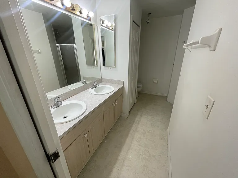 711 Arundel Cir — Photo 3