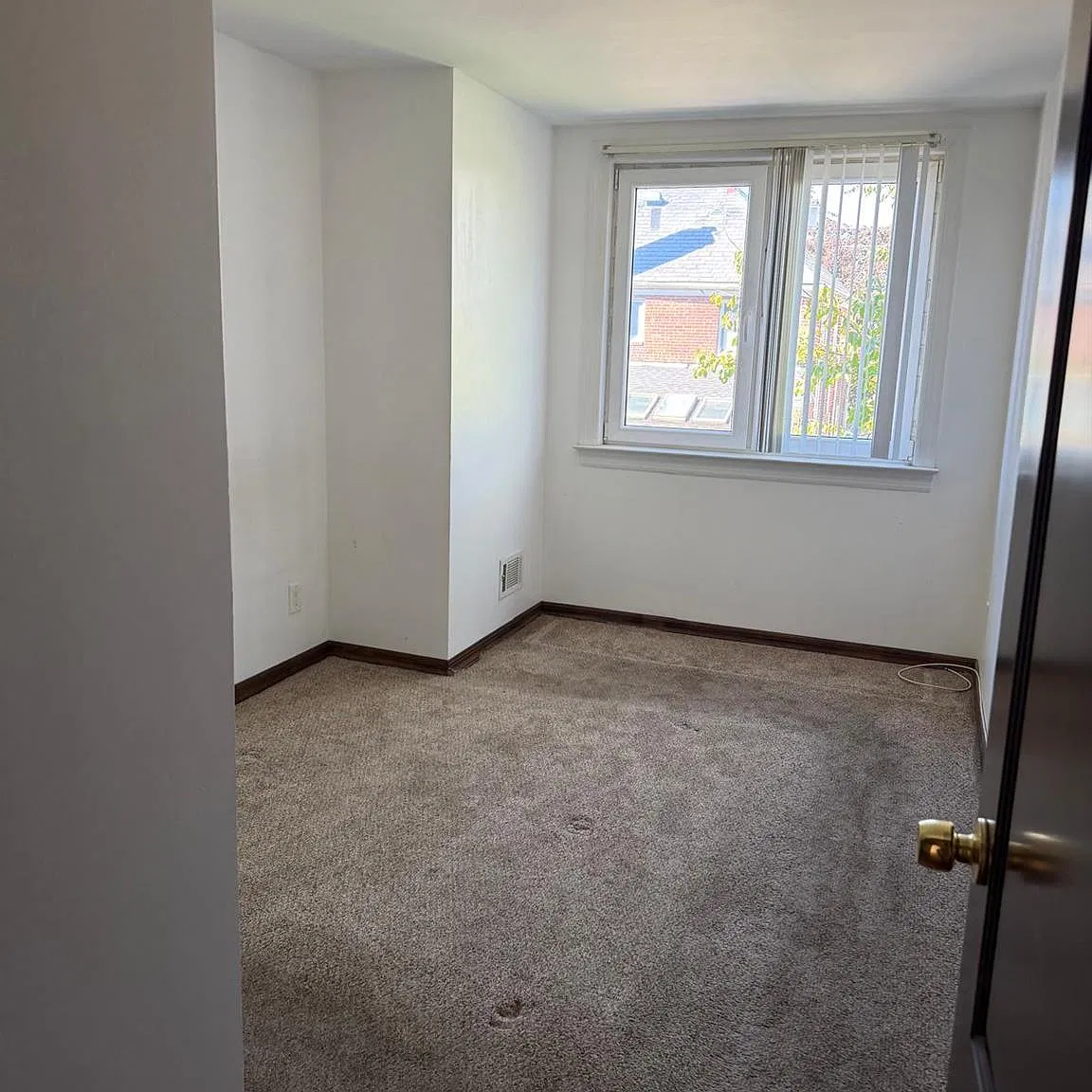 3 bed, 1.0 bath, 2188 sqft, $3,300 — Photo 4