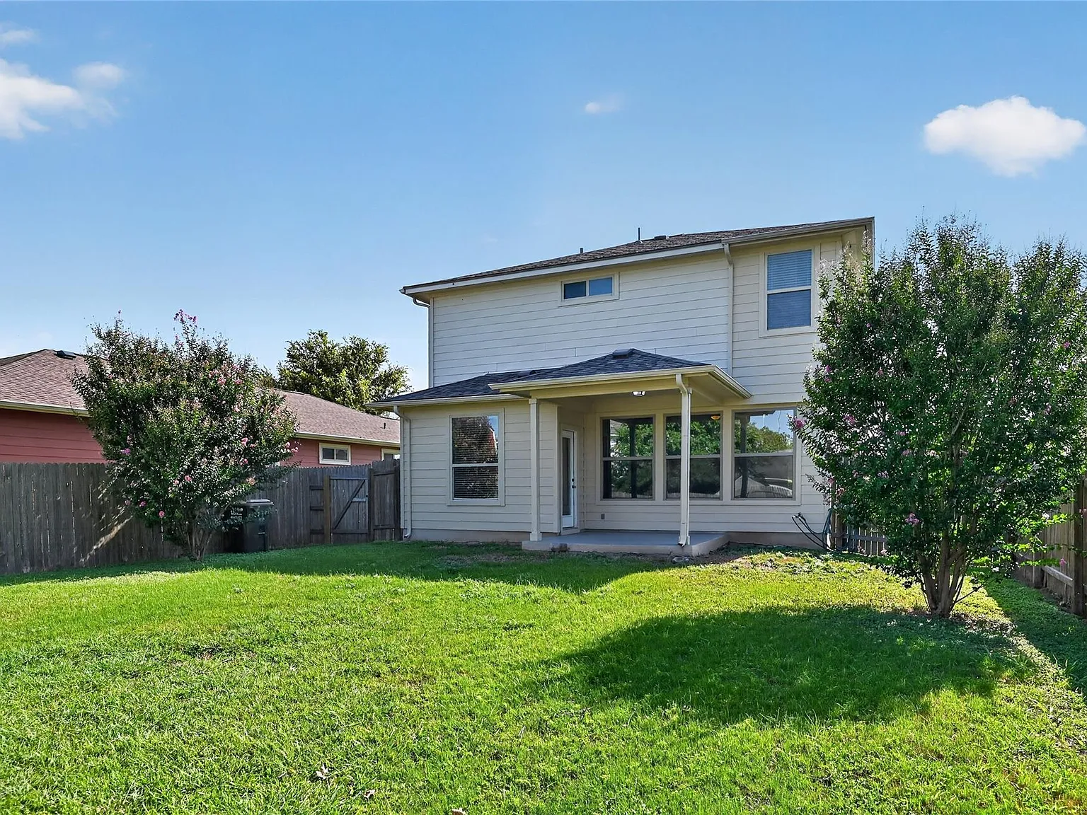 3 bed, 2.5 bath, 1582 sqft, $2,050 — Photo 2
