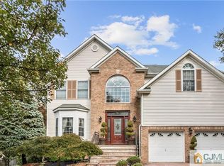 5 Hampton Ct, Matawan, NJ 07747