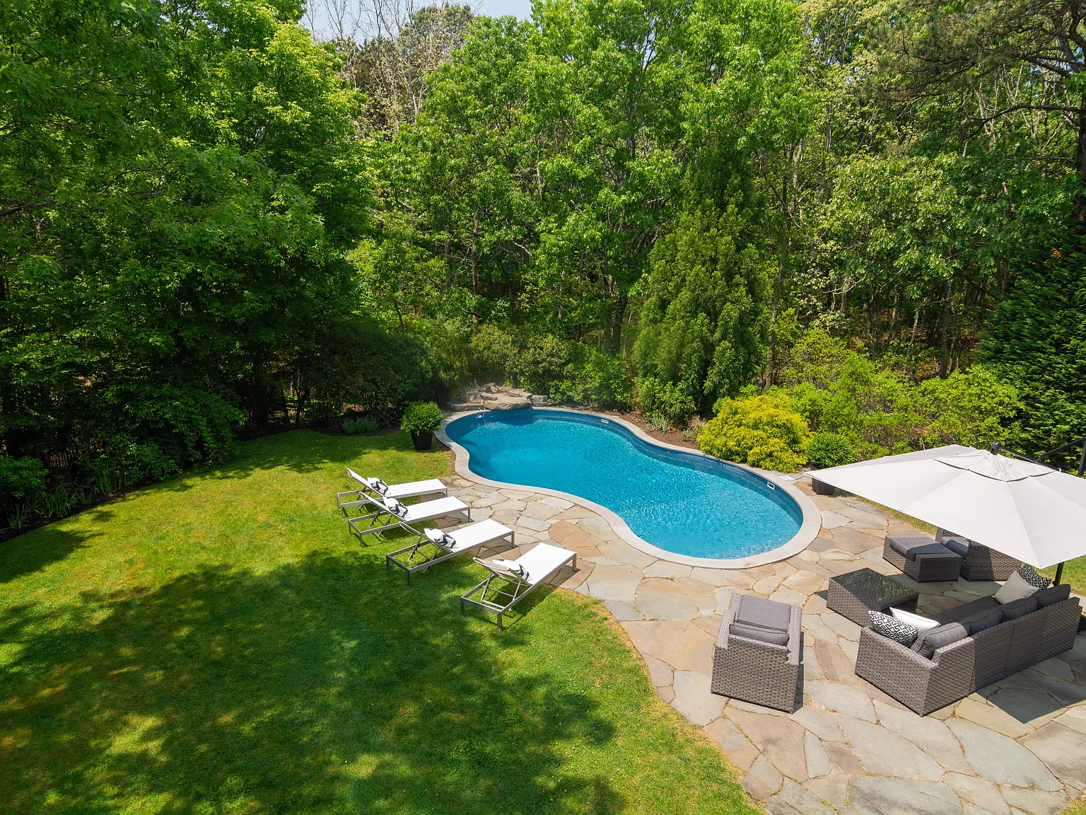 Your Summer Oasis in East Hampton — Photo 4