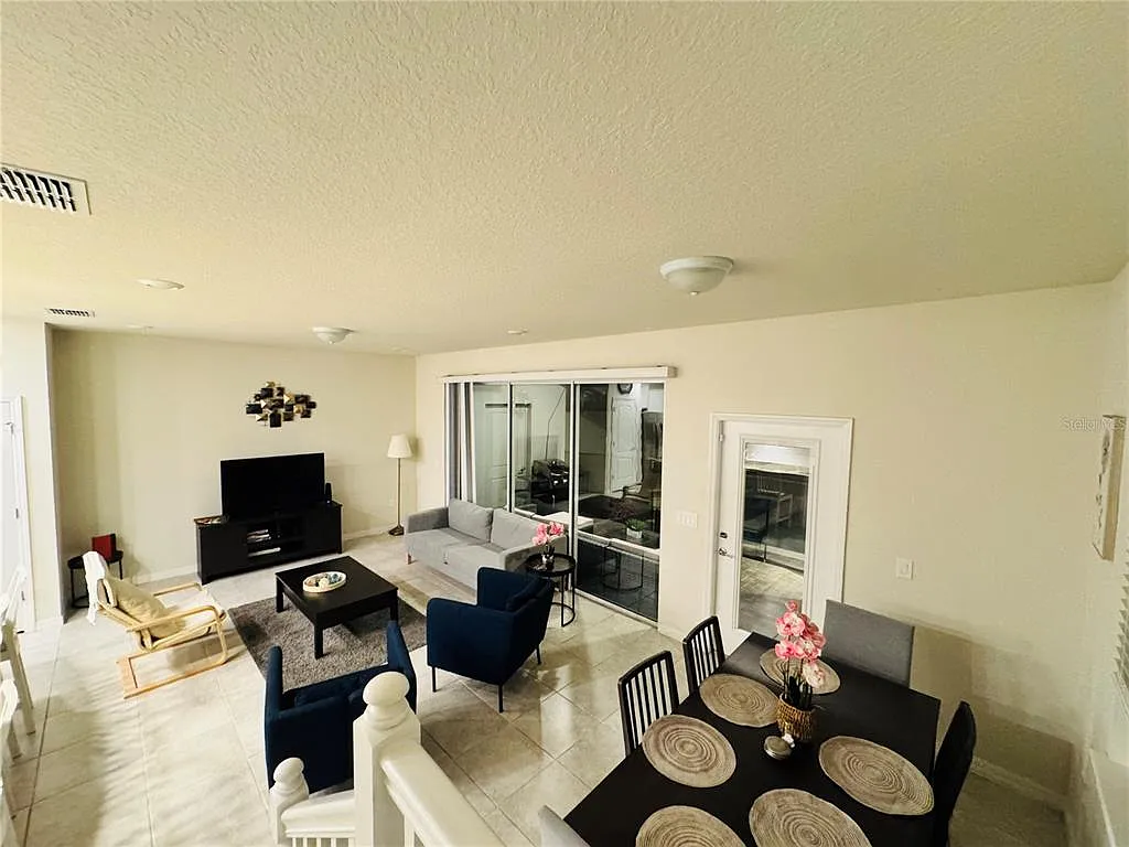 5 bed, 4.5 bath, 2281 sqft, $3,000 — Photo 3