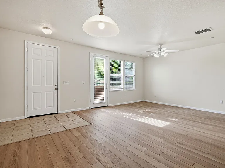 425 Regatta Ln #103-00 — Photo 26