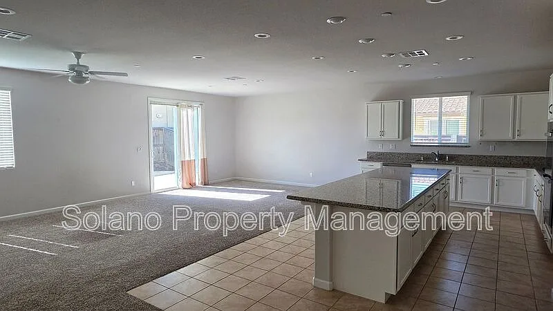 5 bed, 4.0 bath, 2676 sqft, $3,975 — Photo 4