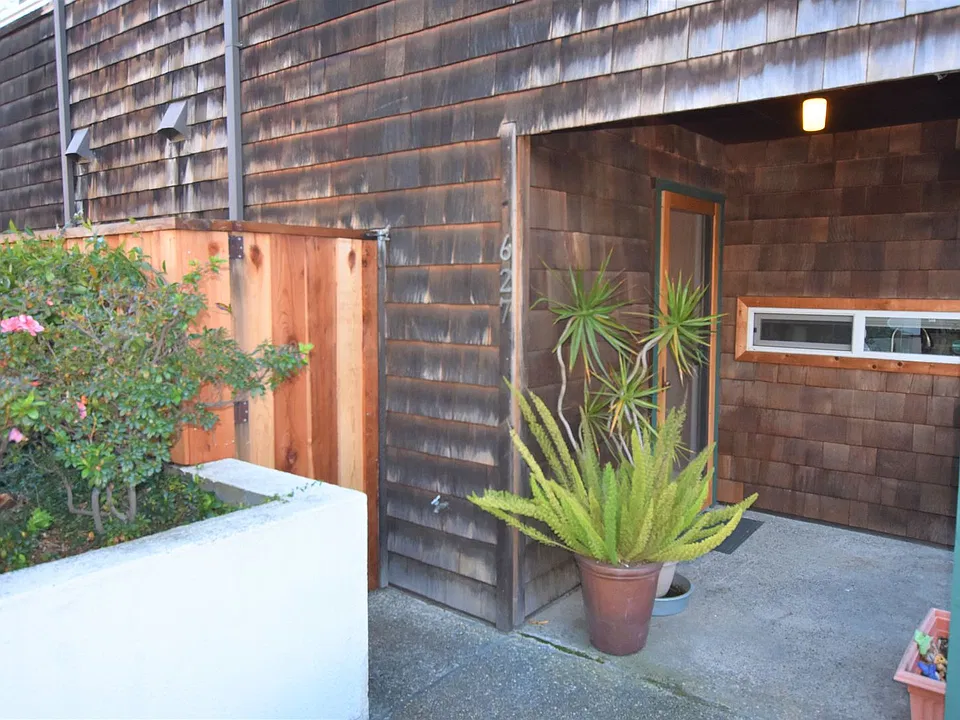 627 Forest Ave