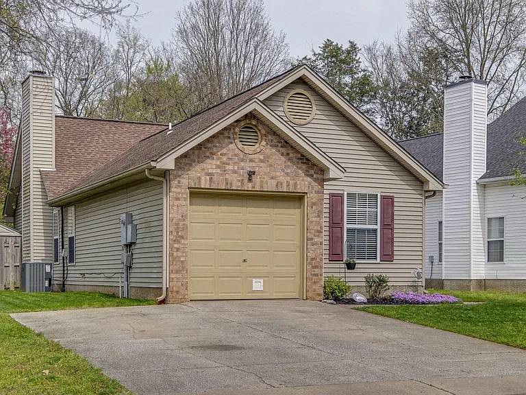 4002 Farmingham Woods Dr — Photo 1