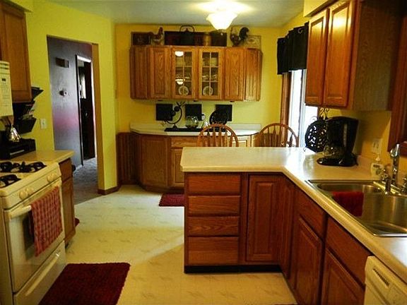 5th image of 409 Topeka Dr