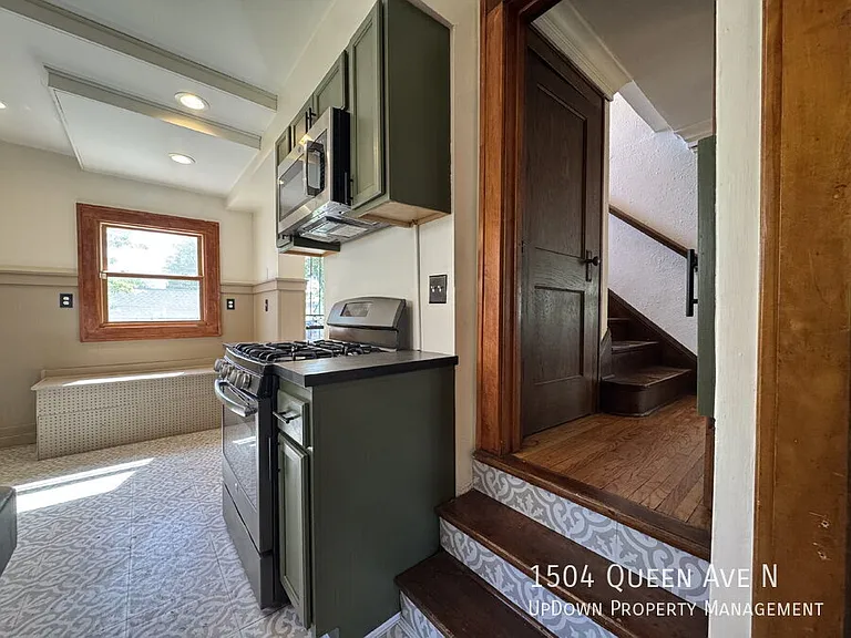 1504 Queen Ave N — Photo 12